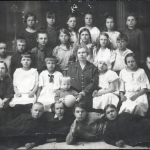 Ученики 4-го класса школы №3 г. Петрозаводска с учительницей Клавдией Степановной Михновой. 1925г