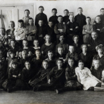 Ученики 4-го класса школы №6 г. Петрозаводска со своими учителями.1928г