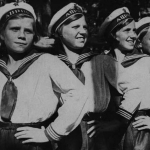 Коллектив Петрозаводского Дворца Пионеров выступает на празднике в Парке Пионеров. 1940г