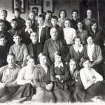 Ученики 8-го класса 1-ой средней школы г. Петрозаводска Со своими учителями. 1936г.