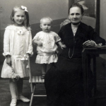 Рауха Кальске (в центре) с бабушкой. Петроград, 1916г.