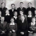 9-й класс ШРМ №2 г. Петрозаводска. 1954-1955гг. В первом ряду справа преподаватель истории М.П. Логиневская
