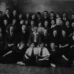 И.И. Пятунин (в центре во втором ряду) и И.С. Беляев с преподавателями и учащимися педагогического училища №1. 1939г.