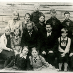 Л.Г.  Савинов (во втором ряду 4-й) с учениками. Ухта (ныне Калевала) 1939г.